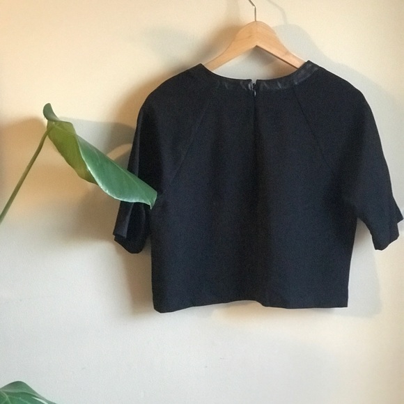 Cropped (faux) leather trimmed black tee - Picture 2 of 2
